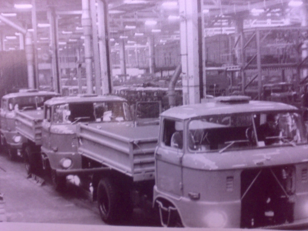Produktion der bewährten Lastkraftwagen W50 im Automobilwerk Ludwigsfelde.