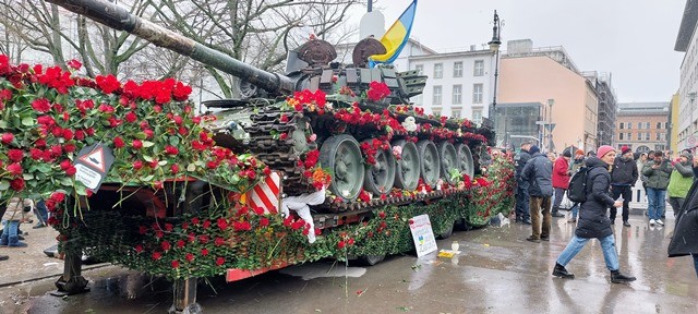Der mit Rosen geschmückte Panzer