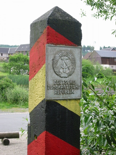 Datei:Moedlareuth DDR-Grenzpfosten.jpg